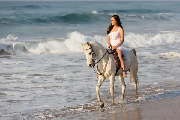 Lady ridning häst på stranden — Stockfoto