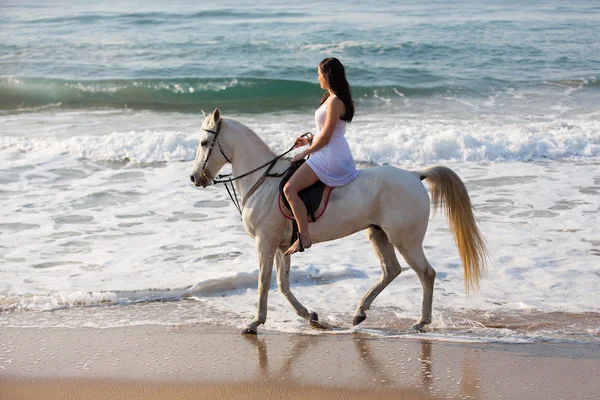 Mujer jinete en la playa — Foto de Stock