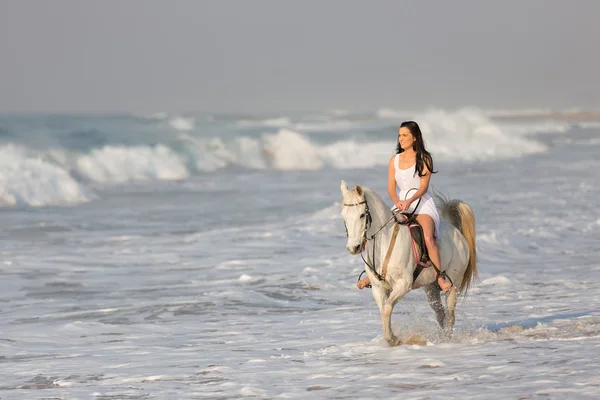 女子骑马在海滩上 — 图库照片