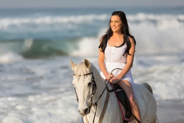 Mulher cavalo cavaleiro na praia — Fotografia de Stock