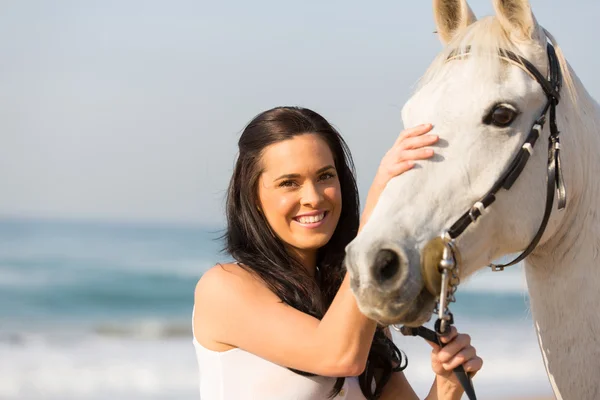 Mulher feliz confortando seu cavalo — Fotografia de Stock