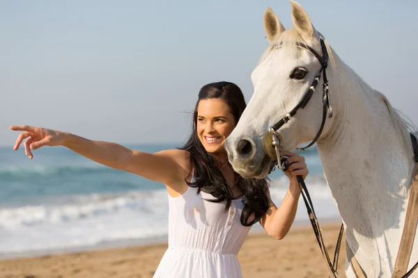 Ευτυχισμένη γυναίκα με το άλογό της — Φωτογραφία Αρχείου