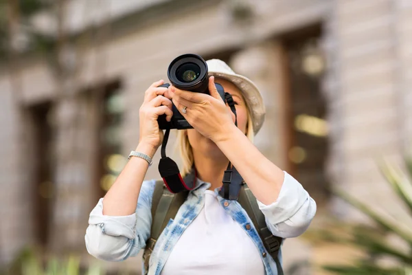 Tourist taking photo in city — Stock Photo, Image