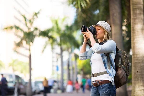 Tourist taking photos in city — Stock Photo, Image