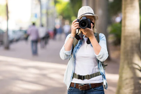 Touriste prenant des photos de rue — Photo