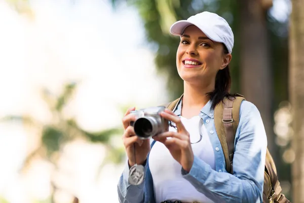 Genç kadın turist holding kamera — Stok fotoğraf