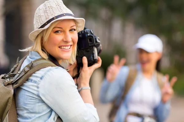 Tourist taking photo of friend — Stock Photo, Image