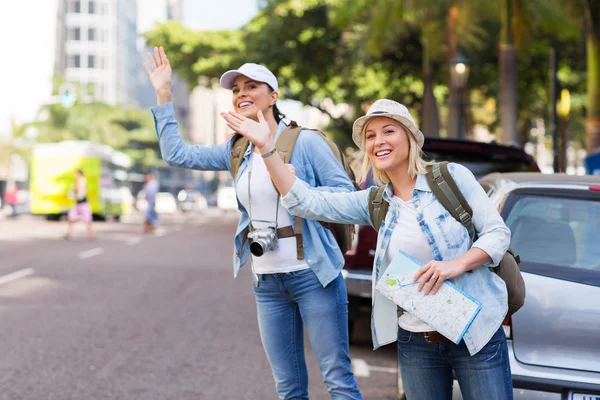 Turistler için taksi çağırma — Stok fotoğraf