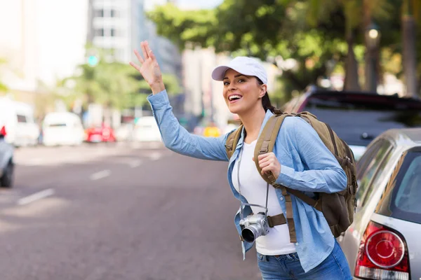 Kadın turist taksi için yağıyor — Stok fotoğraf