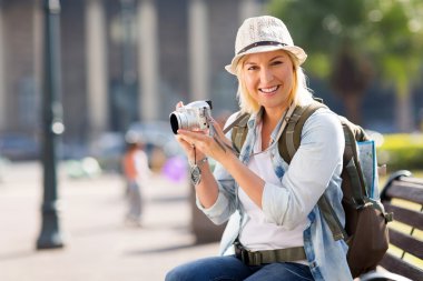 kadın turist holding kamera