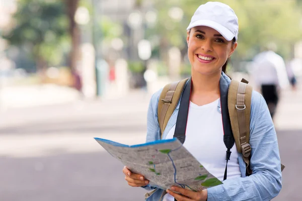 Unga turist anläggning karta — Stockfoto