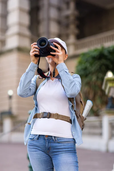 Kvinnliga resenären tagande foton — Stockfoto