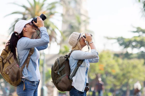 Dos turistas tomando fotos — Foto de Stock