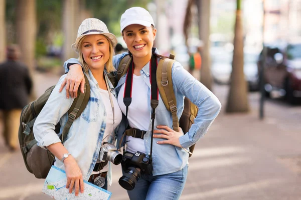 Amigos do sexo feminino em turnê juntos — Fotografia de Stock