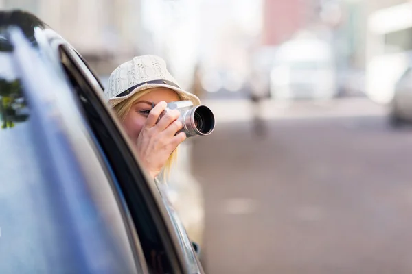 Turista dentro de coche tomar fotos — Foto de Stock