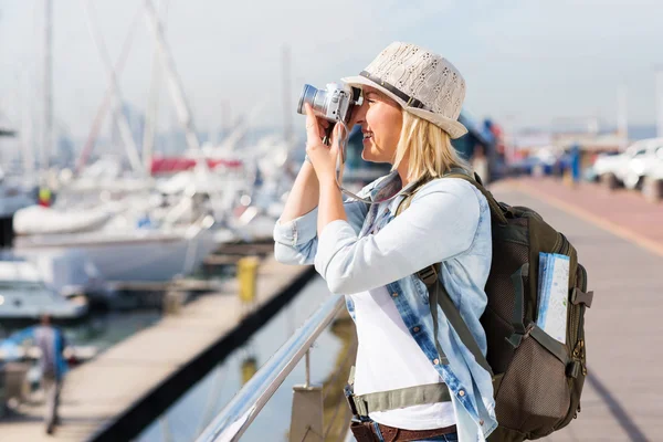 Tourist taking pictures at harbour — Stock Photo, Image