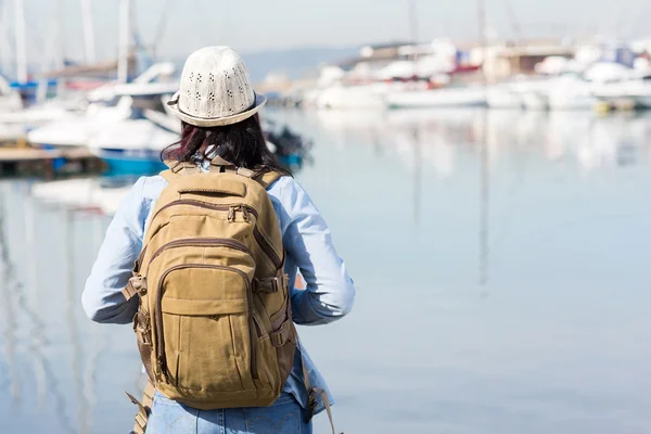 Female tourist by the harbor — Stock Photo, Image