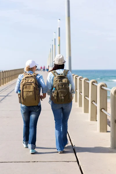 Viaggiatori femminili che camminano sul molo — Foto Stock