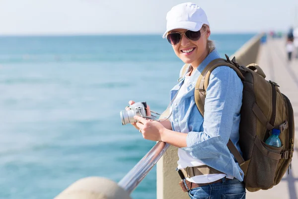 Turista feminino desfrutando férias — Fotografia de Stock