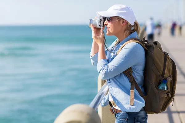 Turista feminino tirar fotos — Fotografia de Stock