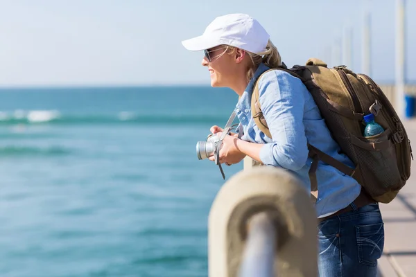 Viaggiatore in piedi sul molo — Foto Stock