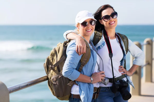 Duas turistas bonitas do sexo feminino — Fotografia de Stock