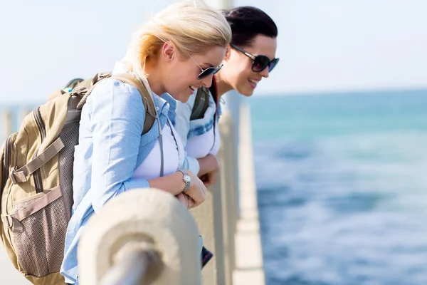 Travelers standing on beach pier — Stock Photo, Image