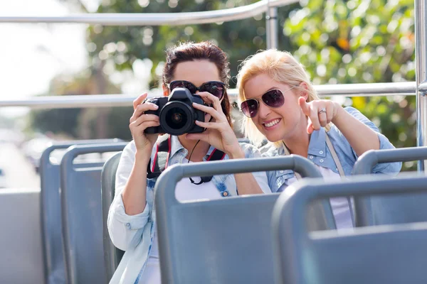 Les touristes prennent une photo amusante — Photo