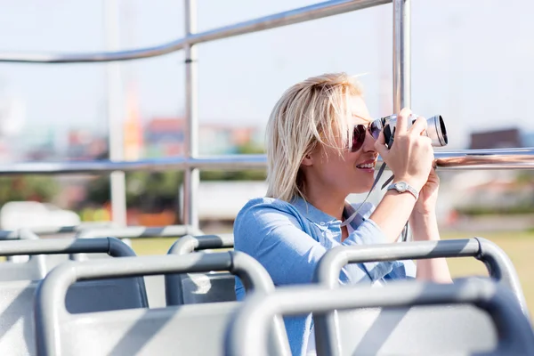 Tourist taking photos of city — Stock Photo, Image