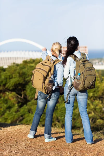 Two female travelers touring Durban — Stock Photo, Image