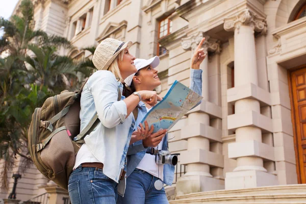 Tourists looking at historical building — Stock Photo, Image