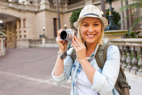 Hübsche Touristin mit Kamera — Stockfoto