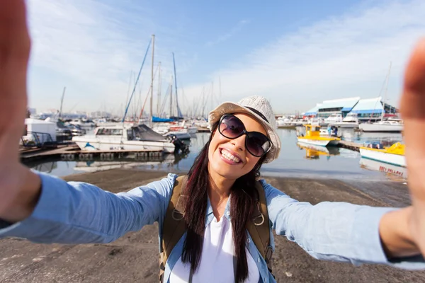 Turista tomando selfie — Fotografia de Stock