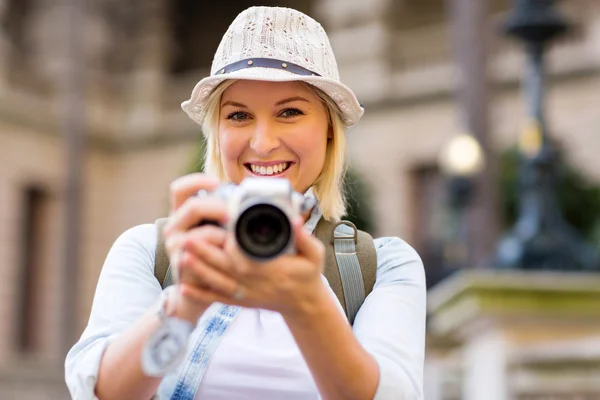 Kvinnlig turist med bild — Stockfoto