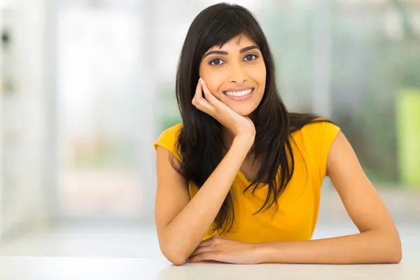 Femme indienne assise à la maison — Photo