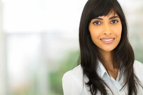 Jonge Indiase zakenvrouw portret — Stockfoto
