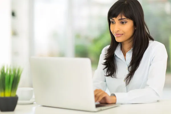 Indiase zakenvrouw met behulp van computer — Stockfoto