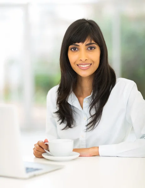 Indian businesswoman drinking coffee — Stock Photo, Image