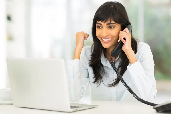 Mujer de negocios recibiendo noticias emocionantes — Foto de Stock