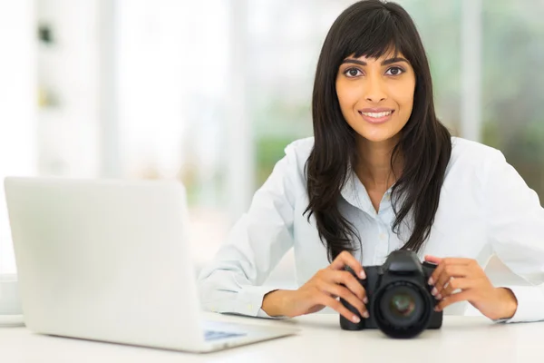 Vrouwelijke Indiase fotograaf in office — Stockfoto