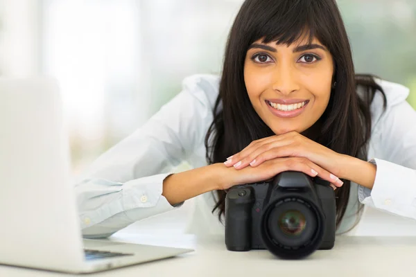 Relaxed young indian photographer — Stock Photo, Image