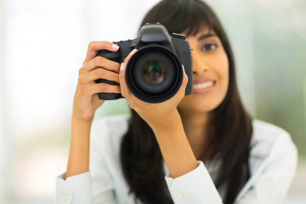 Fotografo femminile che scatta foto — Foto Stock