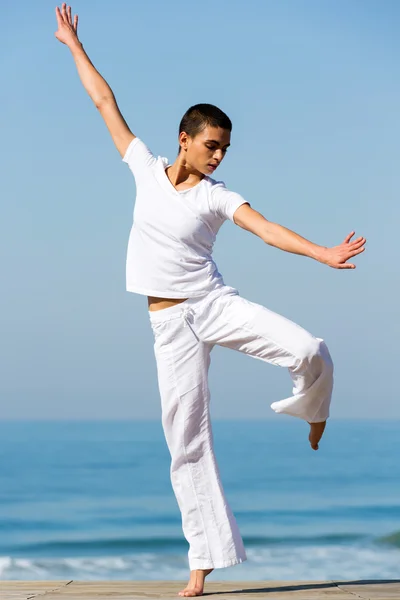 Gezonde jonge vrouw dansen — Stockfoto