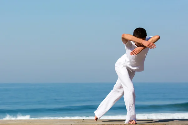 Danseres die zich voordeed op het strand — Stockfoto