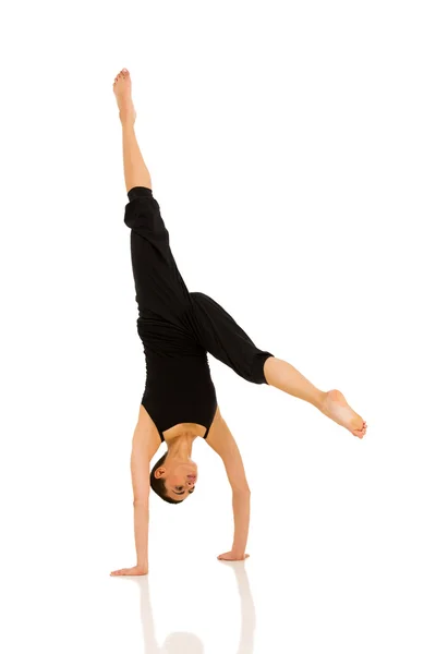 Tänzerin übt Handstand — Stockfoto