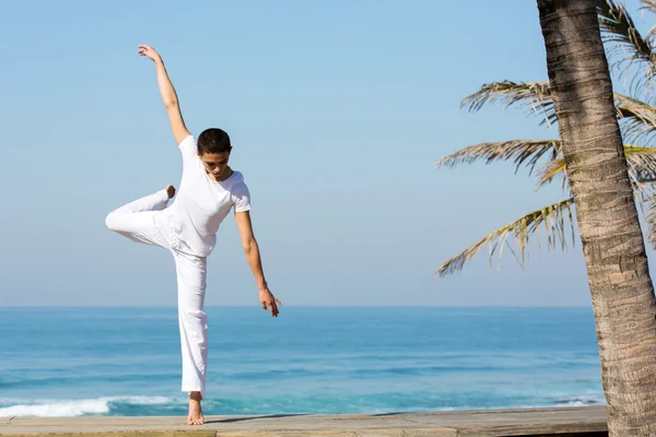 Jonge vrouwelijke danser op het strand — Stockfoto