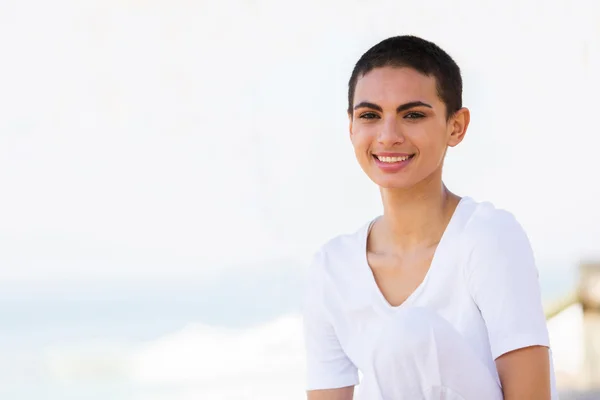 Gesunde Frau entspannt am Strand — Stockfoto