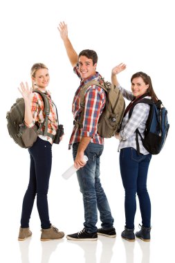 Genç turist elveda sallayarak grup