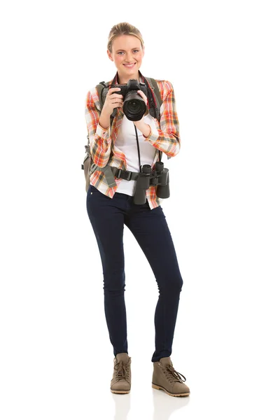 Vrouwelijke wandelaar bedrijf digitale camera — Stockfoto