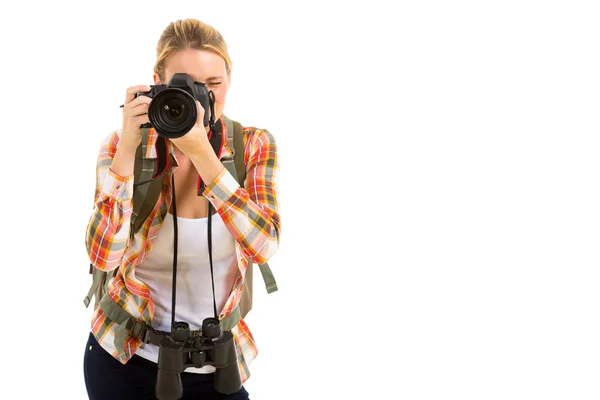 Viaggiatore femminile con fotocamera digitale — Foto Stock